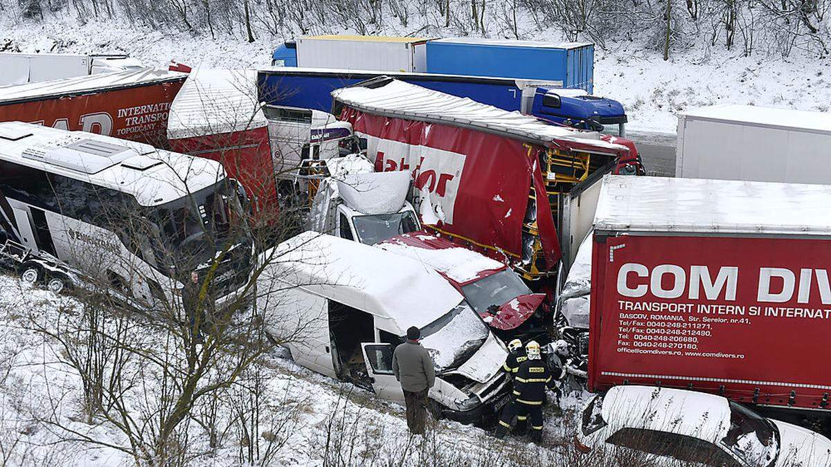 24 Lastwagen waren in den Unfall verwickelt 