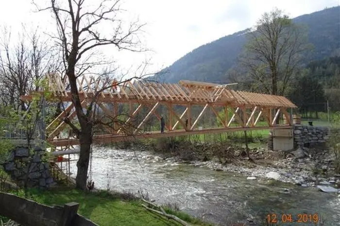 Im unteren Bereich der Radwegbrücke sind zwischen den Untergurten Holzquerträger aufgelegt, und auf diesen erfolgte die Befestigung der Fahrbahn mittels Längsbrettern in ausreichender Stärke. Die Ausbildung der Dachkonstruktion erfolgte ebenfalls zimmermannsmäßig in Holzbauweise.
