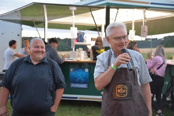 Bürgermeister von Hartl Hermann Grassl führte den Anstich durch.