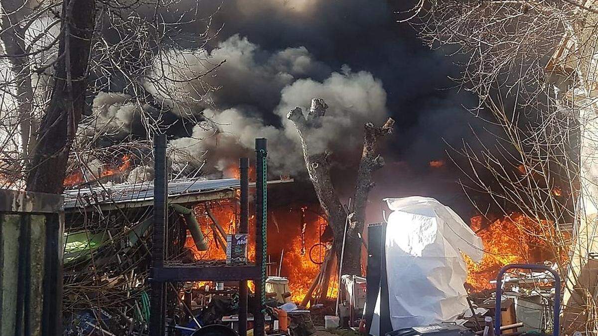 Vier Feuerwehren standen im Einsatz, doch das Gebäude brannte bis auf die Grundmauern nieder