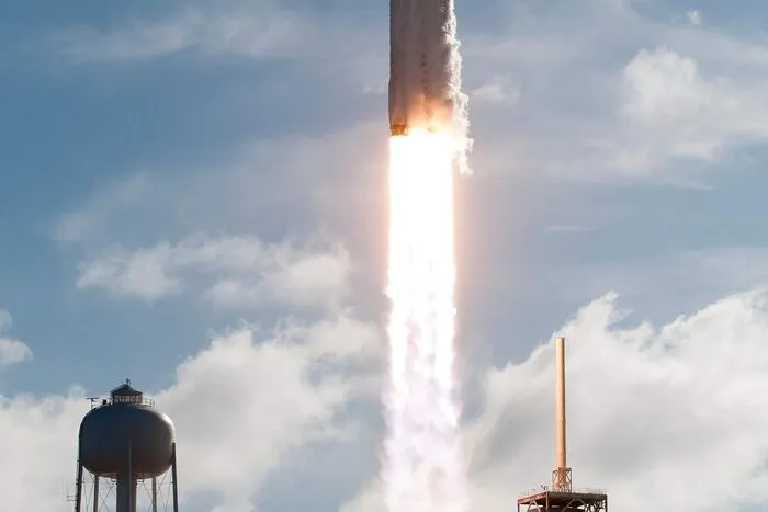 Die "Falcon Heavy" ist nach Angaben von SpaceX mit 70 Metern Länge und über 60 Tonnen Nutzlast die größte derzeit im Einsatz befindliche Weltraumrakete.