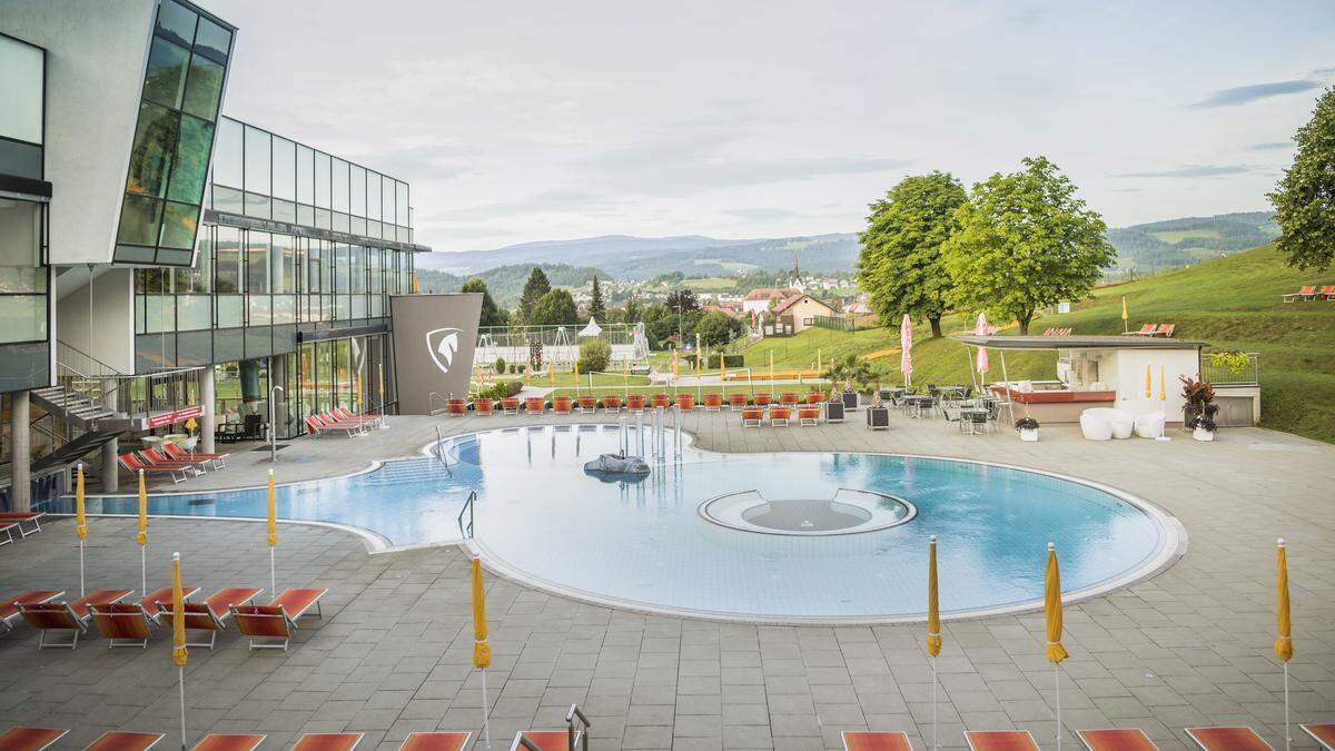 Wasserspaß im Grünen, und das bei jedem Wetter: Hotel & Therme NOVA