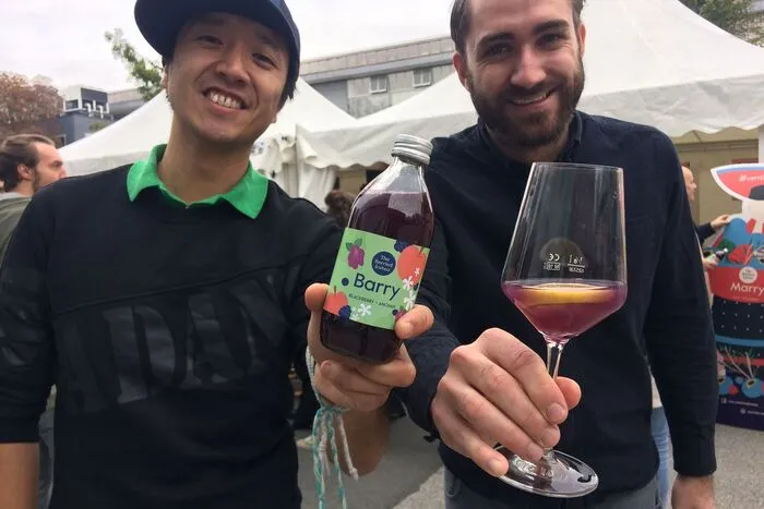 Die beiden Betreiber des Start-Ups "Merry-Eistee" Xiaoao Dong und David Prott haben ein neues Getränk am Start - und wir durften der offiziellen Erstverkostung beiwohnen: "Berry" heißt der leuchtende lila Saft. Und er schmeckt auch so ganz ohne Zuckerzusatz. "Internationaler Charme mit lokalen Zutaten", erklärt Dong den steirischen Brombeeren-Tee. Erstes Resümee: süß am Gaumen, leicht bitter im Abgang.  