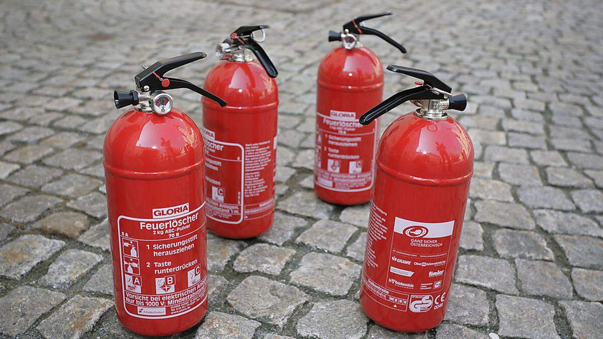 Handfeuerlöscher wurden von unbekannten Tätern zweckentfremdet.