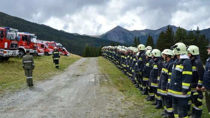Elf Feuerwehren aus drei Abschnitten und zwei Bezirken waren mit 14 Fahrzeugen an einer Großübung am Goldeck beteiligt.