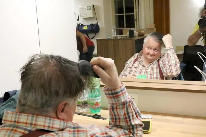 Übrigens: Ein Video von der Komödie gibt es auf Facebook Kleine Zeitung St. Veit/Feldkirchen zu sehen! Klicken Sie sich durch die Fotogalerie!