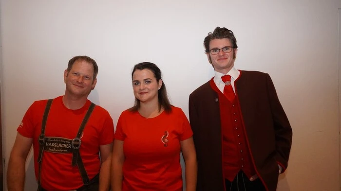 Die Trachtenkapelle Hasslacher feierte das 75-Jahr-Jubiläum und lud zum ersten Sachsenburger Kirchtag ein. Obmann Udo Klaus, Katharina Pucher und Obmann-Stellvertreter Mathias Dreißler