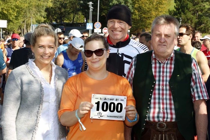 Über 1.000 Laufbegeisterte starteten Punkt 11 Uhr bei herrlichem Sommerwetter direkt vor der Therme Loipersdorf.
