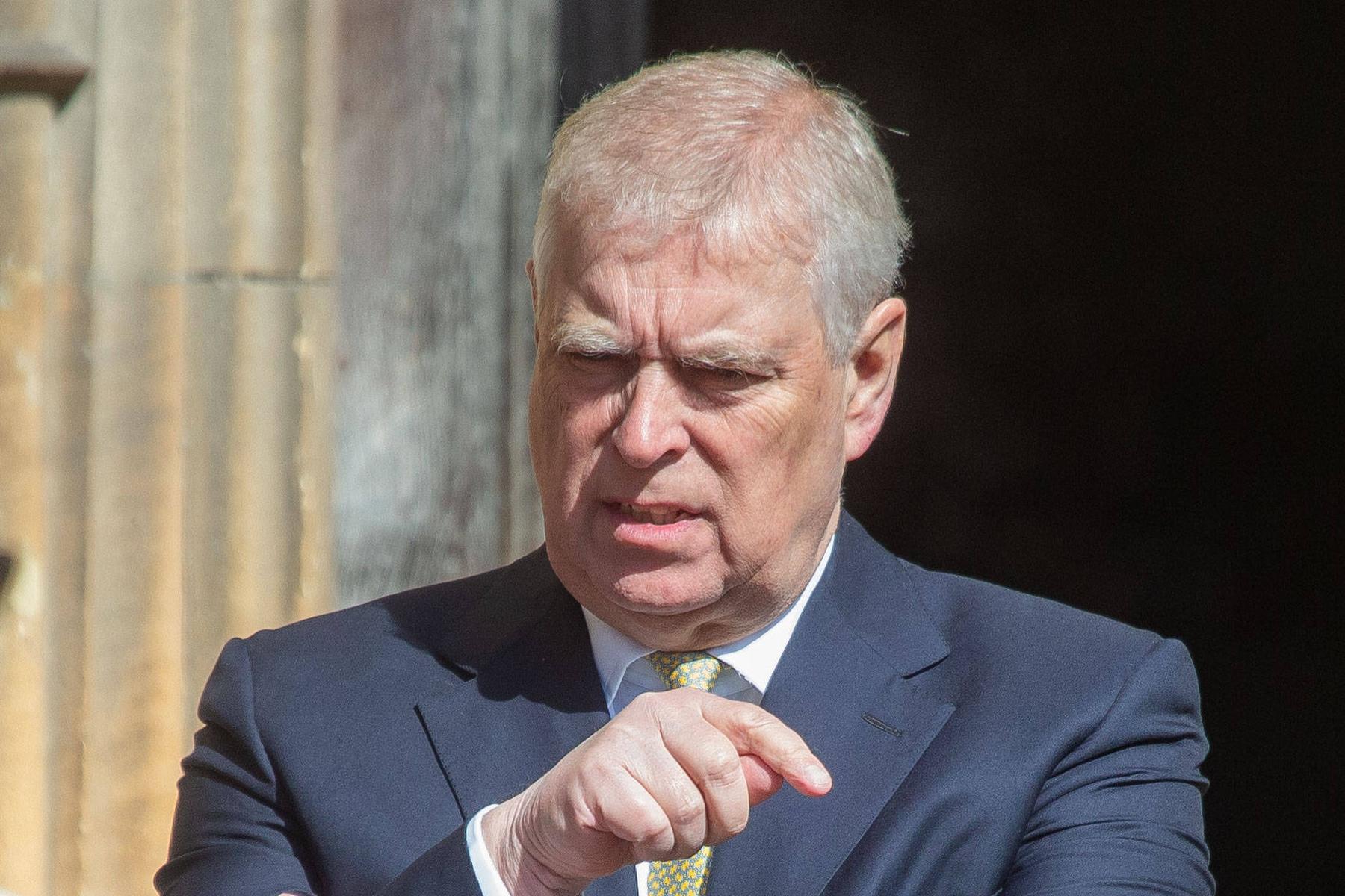 Kralj Karel III. princu Andrewu odvzel nazive in ga izselil iz Kraljeve lože