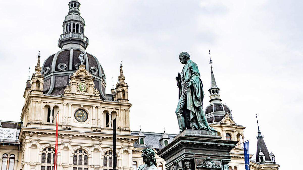 Das Grazer Rathaus trägt Trauer - schwarze Flaggen erinnern an die Opfer des Terroranschlags von Wien am Montag