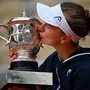 Barbora Krejcikova küsst in Paris den Pokal für den French-Open-Sieg.