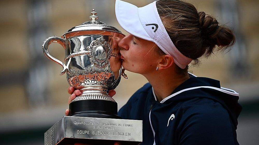 Barbora Krejcikova küsst in Paris den Pokal für den French-Open-Sieg.