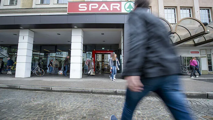 "Viele wollen mit einem nur reden", sagt Claudia Petz, Filialleiterin des Spar-Marktes