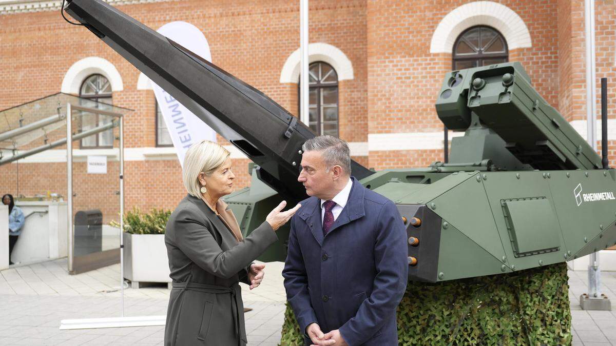 Verteidigungsministerin Klaudia Tanner und Oliver Duerr (Rheinmetall Air Defence) vor dem Sykranger-Turm