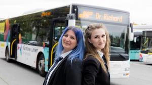 Von links: Elisabeht Tschojer und Emilija Lenarcic sind zwei von acht Busfahrerinnen bei Dr. Richard