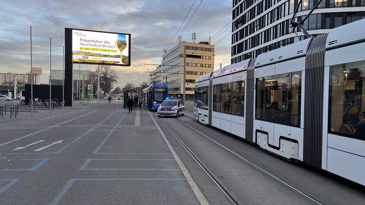 Zwischen den Stationen Fröhlichgasse und Stadthalle stoppte die Polizei die Straßenbahn