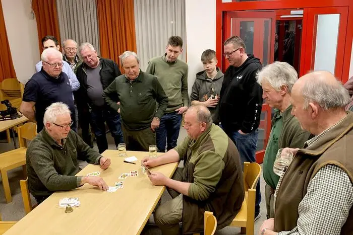 Manfred Jandl aus Bad Loipersdorf der vor Manfred Posch und Josef Titz siegte, darf sich nun über einen Rehbock samt leckerem Wildbret freuen. 