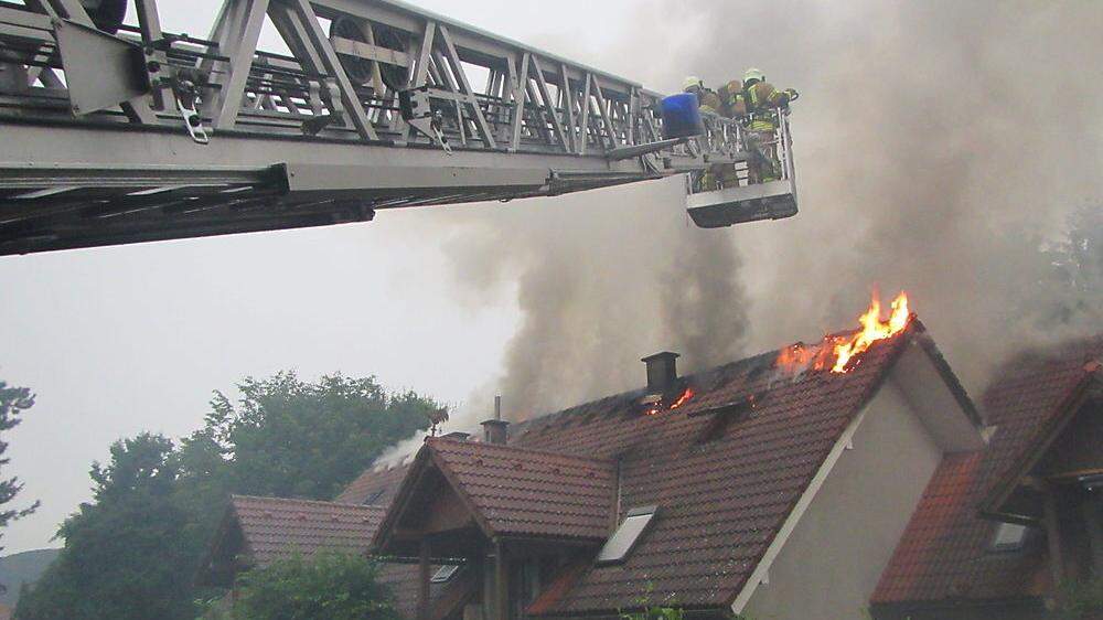 Ein Übergreifen der Flammen aufs Nebengebäude konnte die Feuerwehr verhindern.
