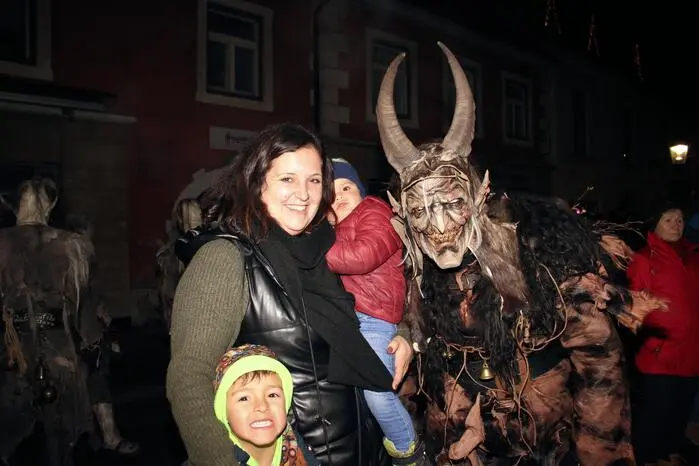 Auf Einladung des „Ganggerl Pass“ unter Obmann Robert Kainz trafen sich die Teilnehmer in der Innenstadt und sorgten mit ihren Perchten- und Krampusmasken für beste Stimmung gemischt mit Feuerwerk, Pyro und bengalischem Feuer.