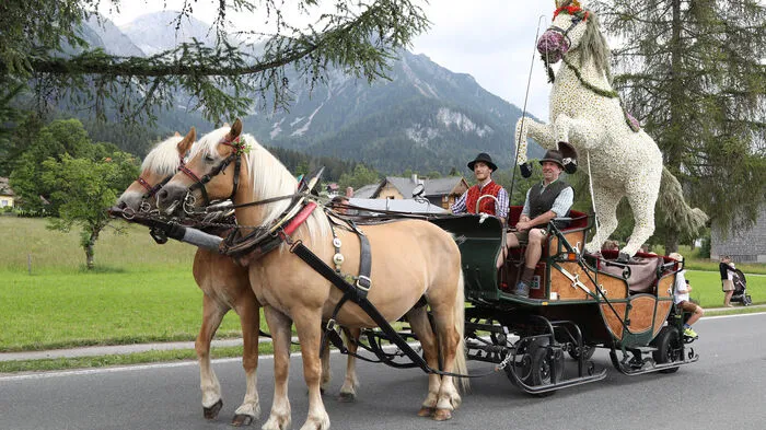 Höhepunkt der Veranstaltung: der große Festumzug mit blumengeschmückten Pferdekutschen