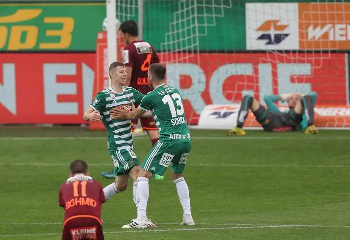 VIENNA,AUSTRIA,14.JUN.20 - SOCCER - tipico Bundesliga, championship group, SK Rapid Wien vs WAC Wolfsberg. Image shows the rejoicing of Maximilian Ullmann (Rapid) and Thorsten Schick (Rapid). Keywords: Wien Energie. Photo: GEPA pictures/ Christian Ort