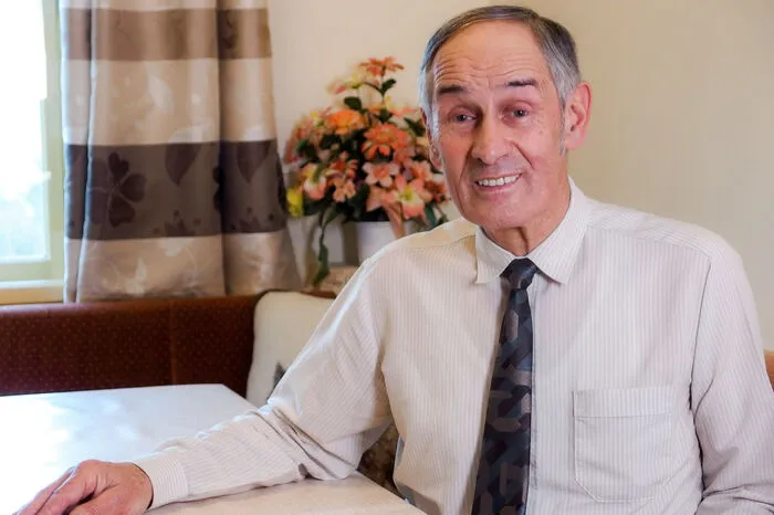 42 Jahre lang war der niederösterreichische Pensionist Franz-Josef mit seiner Frau verheiratet. Vor zwei Jahren starb sie völlig unerwartet - für ihn ein "riesen Schock". „Wir waren ein Herz und eine Seele", so der 67-Jährige. Er sucht eine Frau, die gutmütig, treu und ehrlich ist. Sie dürfte auch mollig sein. Wichtig ist ihm der Charakter. Seine Pläne sind: Er würde gerne Wanderungen machen und ins Konzert gehen. Franz-Josef ist ein großer Musikfan. “Zu zweit wäre es schöner als alleine und einsam vor der Musikanlage.“ Außerdem ist Franz-Josef ein leidenschaftlicher Hausmann und ein Handwerker.