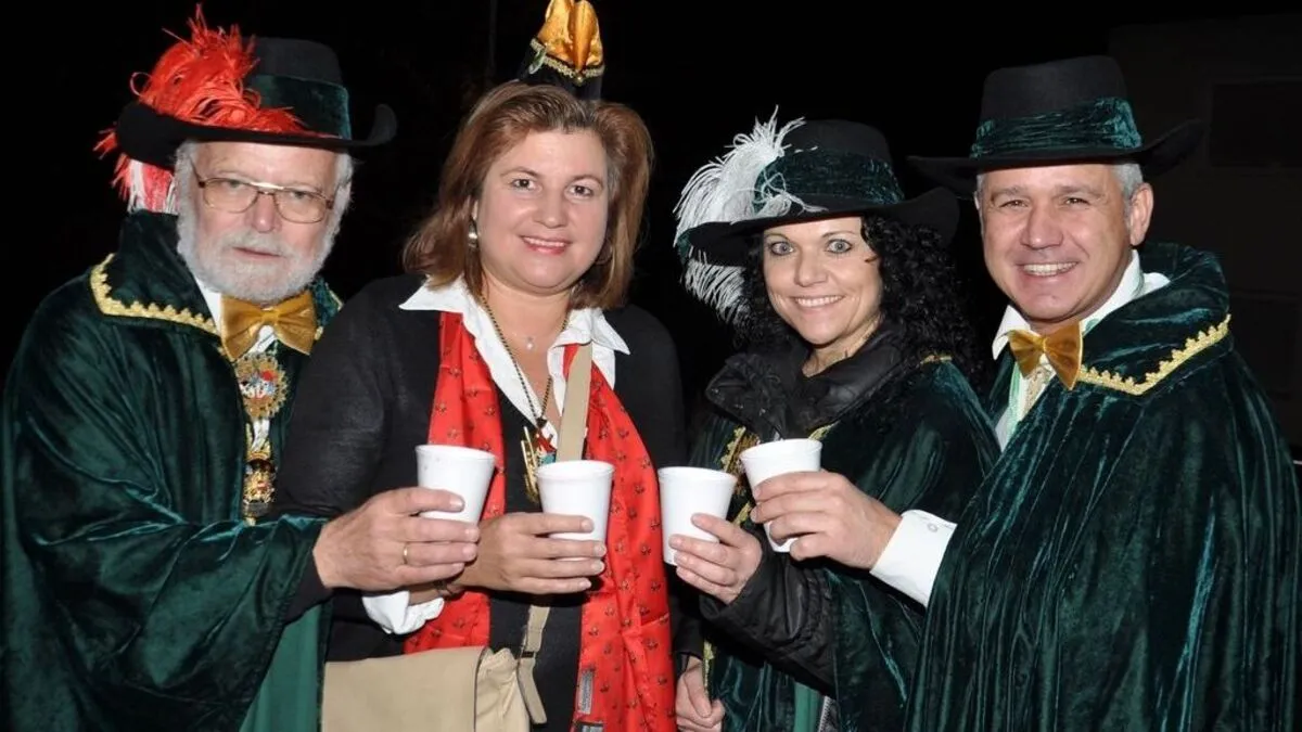 Stießen auf einen fröhlichen Fasching an: Kanzler Heinz Zitta, die „Außenministerin“ der Villacher Faschingsgilde Bettina Smole, Präsidentin Kerstin Belohuby und KSMG-Obmann Harald Baumgartner. 