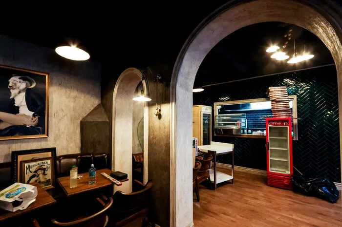 ... im Obergeschoß, wo sich auch der Eingang befindet, ist auch ein Lokal angeschlossen, das fünf Tage pro Woche geöffnet haben wird. Es gibt Pizza, Falafel und ein spezielles Unialm-Kebap.