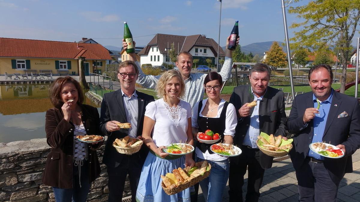 Christina Kager und Monika Ederer (3. und 4. von links) sind Sprecherinnen des Monats-Bauernmarktes in Weiz. Die Stadt initiierte das Projekt