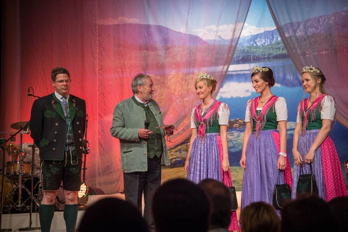 Die drei Hoheiten von 2014, Narzissenkönigin Theresa Pliem aus Pichl-Kainisch und ihre Prinzessinnen Marlies Pilz und Julia Pfanzeltner, verabschieden sich.
