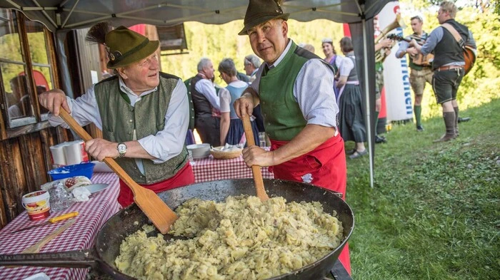 Früher hatten sich Holzhacker Kraft für ihre harte Arbeit mit Eschbohnkoh ("Erdäpfelkoch") geholt, heute ist er Namensgeber für die VIP-Party am Vorabend des Narzissenfests.