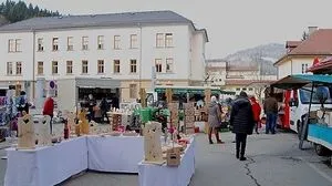 Holzkunst von Heimo Leitner gibt es am Marktplatz auch