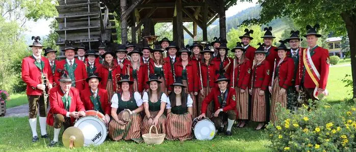 Gruppenfoto einer Kapelle in der freien Natur.