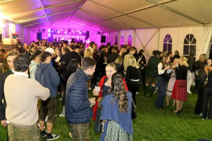 In Scharen waren die Partytiger am Freitagabend Richtung Obermühlbach gepilgert, um beim 55-Jahr-Jubiläum dabei zu sein.