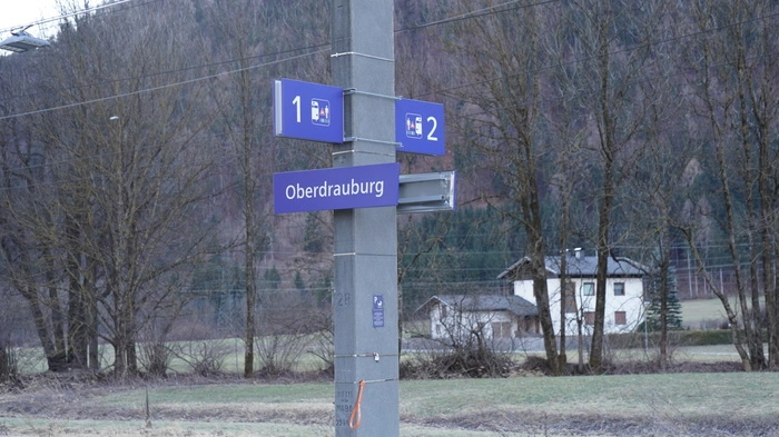 Der Bahnhof in Oberdrauburg wartet auf die S-Bahn, die Faschingsgilden aus ganz Kärnten bringen soll