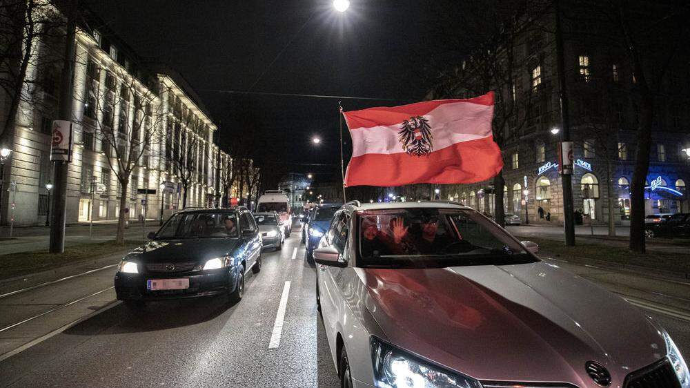 Trotz polizeilicher Untersagung trafen sich am Freitagabend Maßnahmengegner zum Autocorso auf der Ringstraße. Auch die MFG hielt am Wochenende eine Kundgebung in Wien ab. 