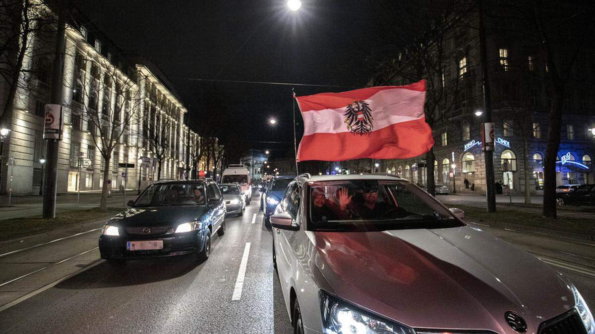 Trotz polizeilicher Untersagung trafen sich am Freitagabend Maßnahmengegner zum Autocorso auf der Ringstraße. Auch die MFG hielt am Wochenende eine Kundgebung in Wien ab. 