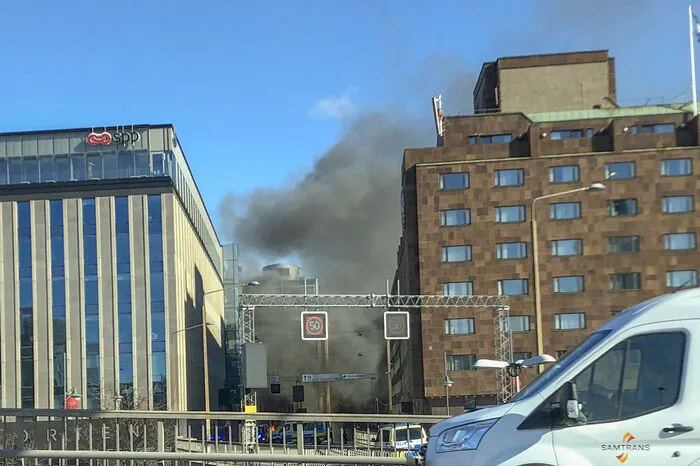 Bilder in schwedischen Medien zeigten den komplett in Flammen stehenden Bus. Dicker schwarzer Rauch stieg auf.