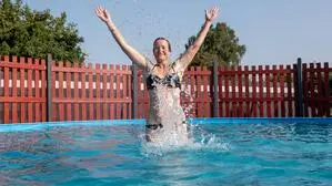 Die Nachfrage nach Thermalwasser aus Bad Bleiberg zur Befüllung von privaten Pools ist groß (Sujet)