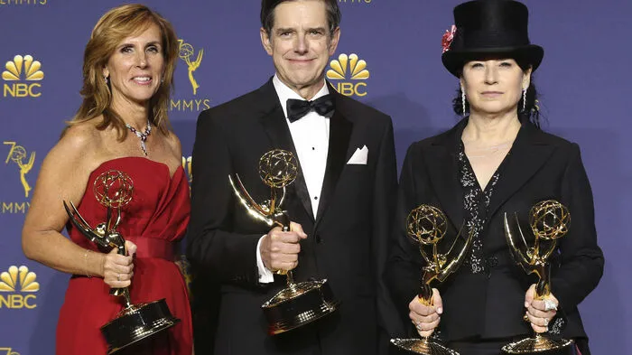 Die melancholische 50er-Jahre-Serie "The Marvelous Mrs. Maisel" ist der große Sieger beim TV-Preis Emmy: Neben dem Preis als beste Comedyserie gewann auch Rachel Brosnahan in der Titelrolle Midge Maisel als beste Schauspielerin in einer Comedyserie den wichtigsten Fernsehpreis der Welt.