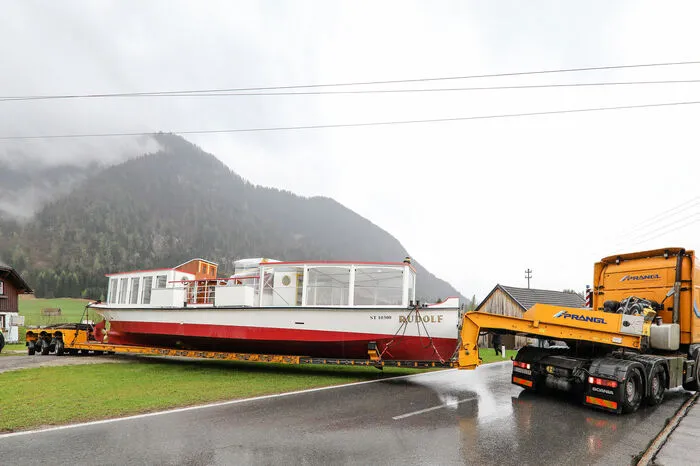 Die letzte heikle Schlüsselstelle des Transportes war eine 90-Grad-Kurve in Straßen, die den Lkw-Fahrern zentimetergenaue Präzisionsarbeit abverlangte.