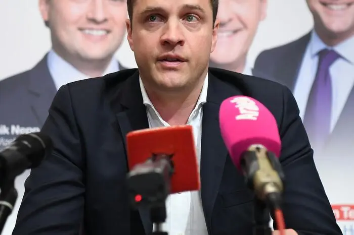 "Ich war damit ein willkommenes und willfähriges Opfer, das man womöglich zusätzlich mit K.O.-Tropfen oder ähnlichen Substanzen und Drogen gefügig gemacht hat." - Ibiza-Kumpane Johann Gudenus plädiert auf Filmriss.