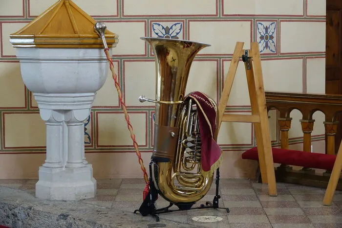 In der Kirche Mathias Schrempfs Tuba sowie sein Stabführer-Stab und die Schärpe. Stab und Schärpe wurden ihm später auf den Sarg gelegt