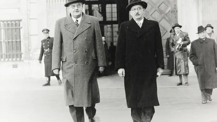 Die Angelobung des österreichischen Außenministers Leopold Figl (rechts) im Bild mit Bundeskanzler Julius Raab.  Ballhausplatz, 1953.