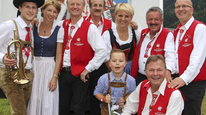Nach 45 Jahren auf der Bühne feierten die Fidelen Mölltaler in Bad Lainach, Rangersdorf, ihr Abschiedsjubiläum. Höhepunkt des mehrtägigen Festes war ein ORF-Frühschoppen mit Festakt, gestaltet von den Mölltaler Trachtenkapellen.