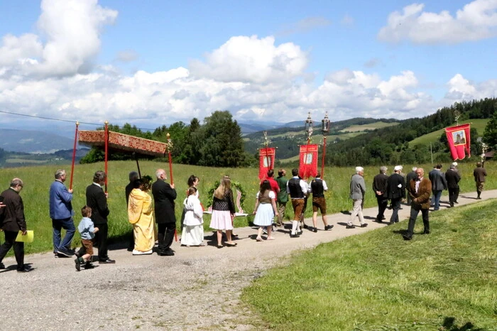 Zahlreiche Gläubige waren gekommen, um nach dem Gottesdienst in der örtlichen Pfarrkirche am Umgang zu den vier Stationen teilzunehmen. 