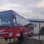 Ein Betonsockel verhinderte das weitere Abrutschen des Busses 