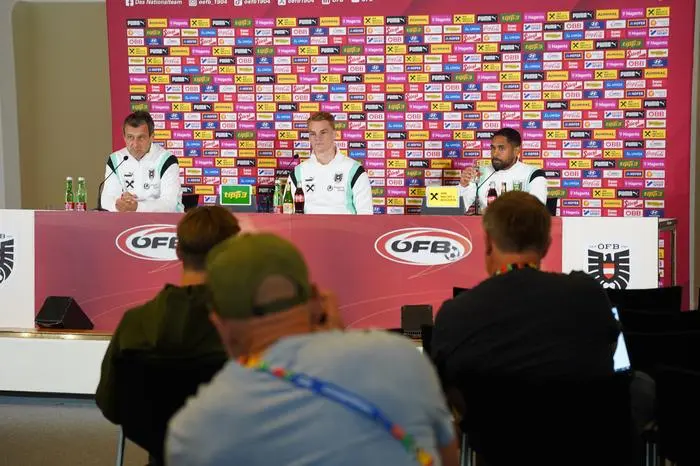 Journalisten bei der Pressekonferenz im Marshall-Haus