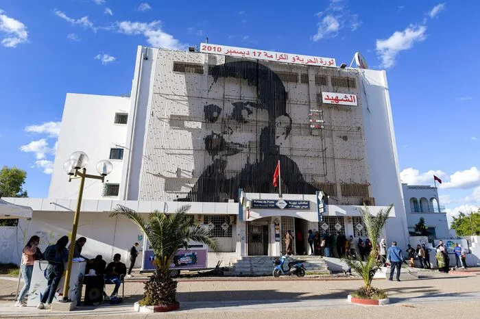 Der Straßenhändler Mohamed Bouazizi übergießt sich nach Streit mit den Behörden mit Benzin und zündet sich an. Es kommt zu landesweiten Protesten.
