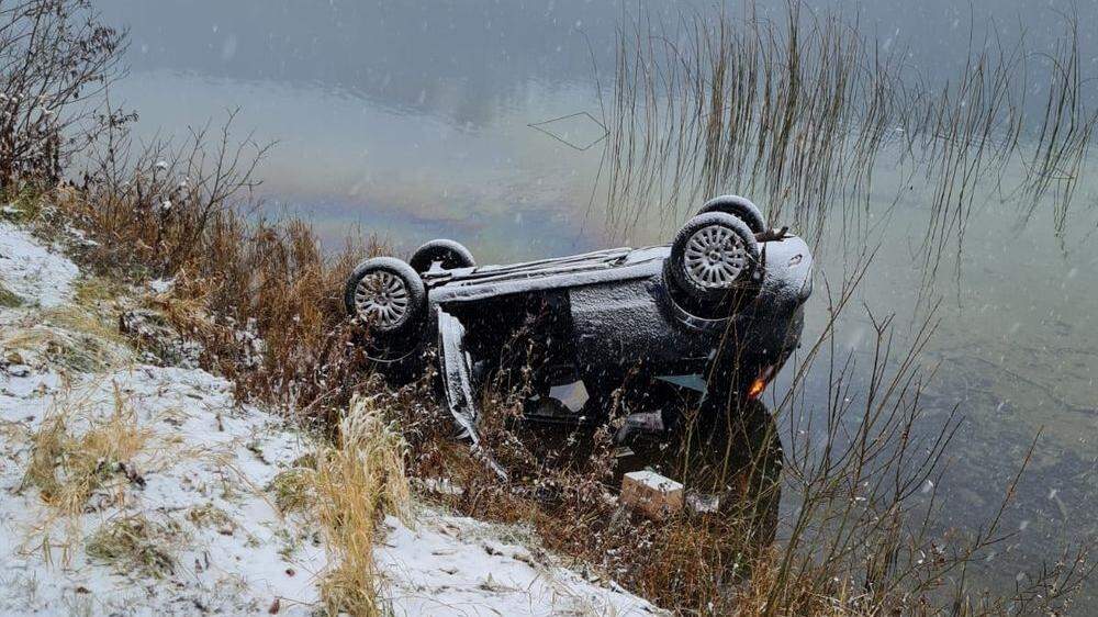 Der Mann kam mit seinem Fahrzeug am Ufer des Erlaufsees zu liegen